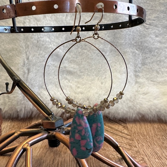 4/$20🙈Pink and Blue Teardrop Hoop Earrings - Picture 3 of 3